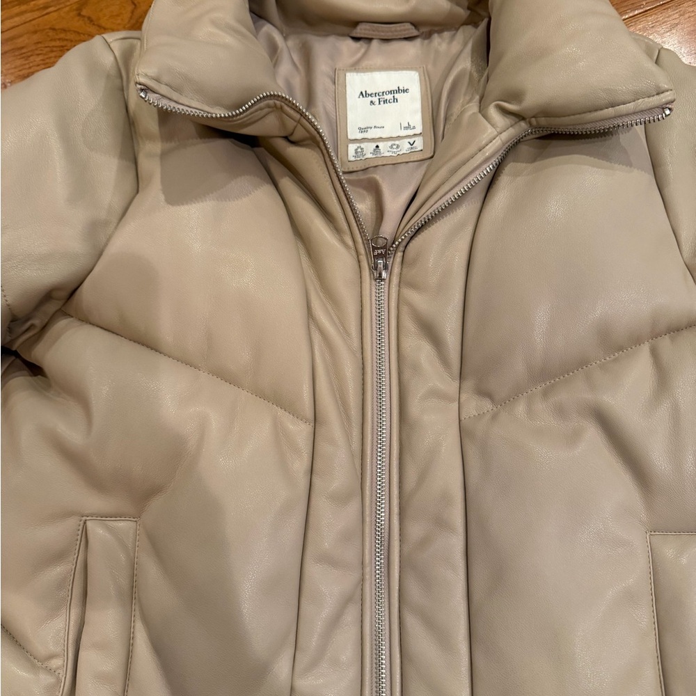 Abercrombie & Fitch Vegan Leather Cream Puffer Jacket - Picture 2 of 4